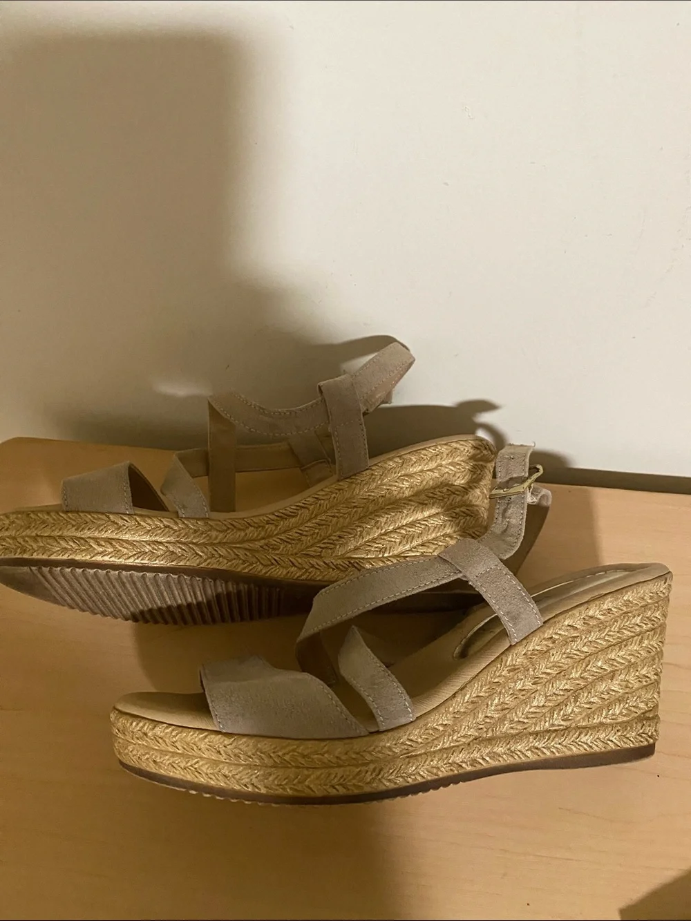 N/A features lightweight casual